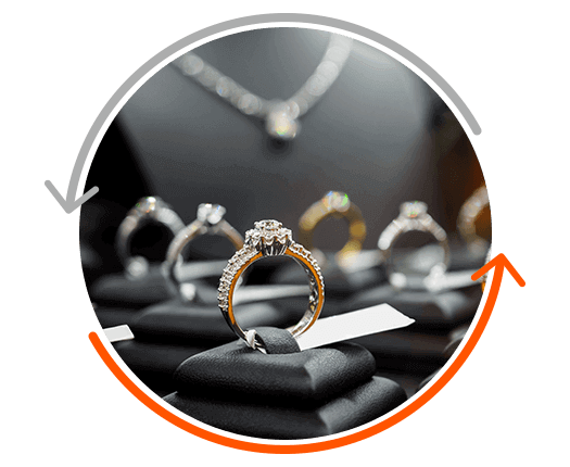 Imagen de varias sortijas de oro y oro blanco y platino con diamantes, piedras , en soportes de sortijas y una gargantilla con gemas preciosas en soporte para gargantillas.